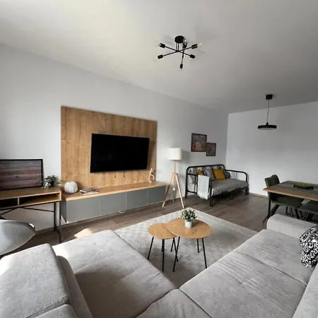 High-rise Luxury With Free Parking Апартаменти