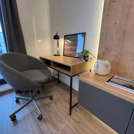 High-rise Luxury With Free Parking Apartment *