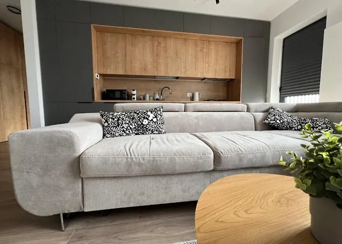 High-rise Luxury With Free Parking Apartment