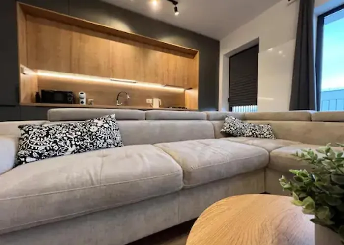 High-rise Luxury With Free Parking