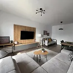 High-rise Luxury With Free Parking Διαμέρισμα